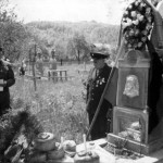 Виступає В.Близнюк біля могили «Запорожця». 15.05.2005р.