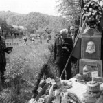 Зліва біля хреста (2-й) тримає прапор Онисимюк Мирослав, син повстанця «Пугача», який ранений був у бою з поляками 1944-го року.