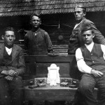Фото М.Тимківа з майстрами. Косів. 1928р. Фото з родинного альбому.