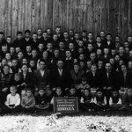Учні та вчителі Микитинецької школи в 1955 році