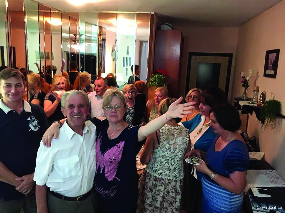 Смачна кава, солодкий торт, читання поезії у дружньому колі поетклубівців. Зліва направо: Микола Душенко, Василь Квасновський, Любов Толмачова-Волощук, Ольга Корнилюк…