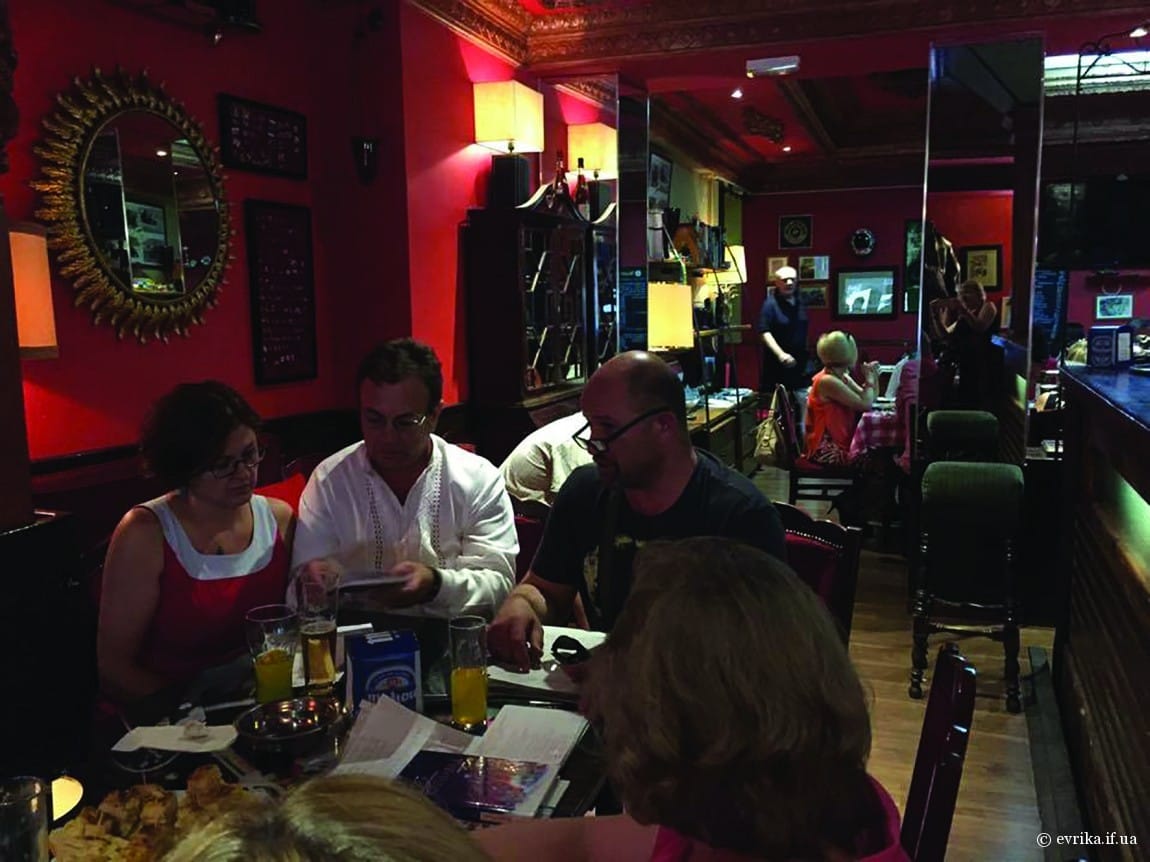 Оксана Гунчик, Петро Варцаба та Іван Вовк обговорюють робочі питання