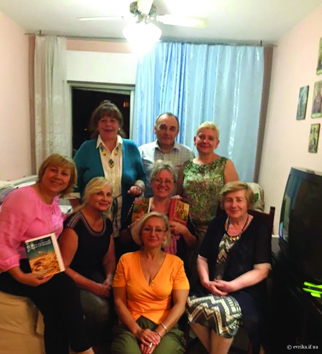 Зліва направо: Галина Коризма, Валентина Гуменюк, Анна Кедря, Марія Мирга, Любов Толмачова-Волощук, Володимира Нарозя, Микола Кедря та Леся Утриско.